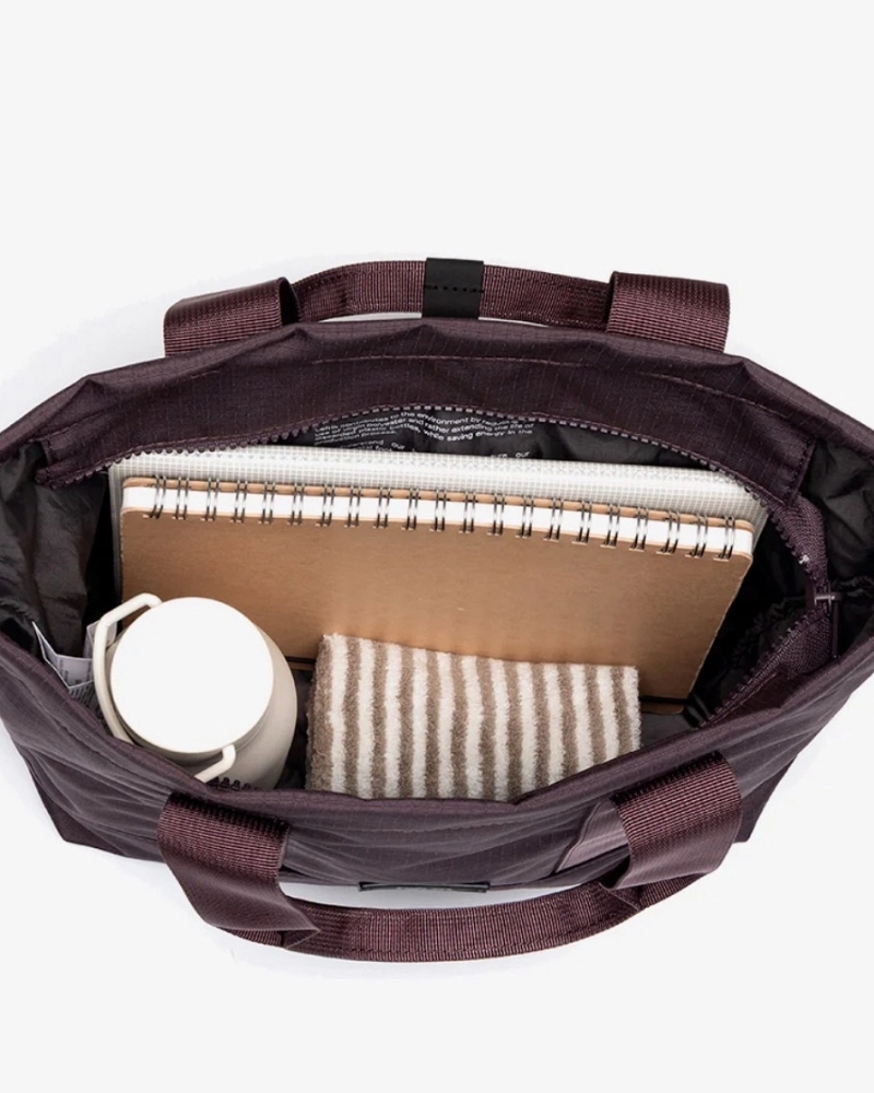 Bolso Tote Lefrik Ciruela – Reciclado, con Bandolera Ajustable Bolso Tote Lefrik Ciruela – Reciclado, con Bandolera Ajustable