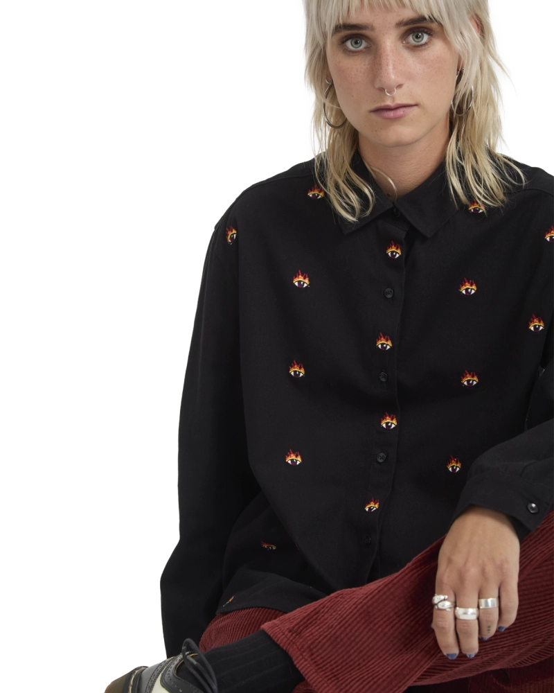 Camisa Negra Bordada Ojo Llameante Manga Larga Mujer