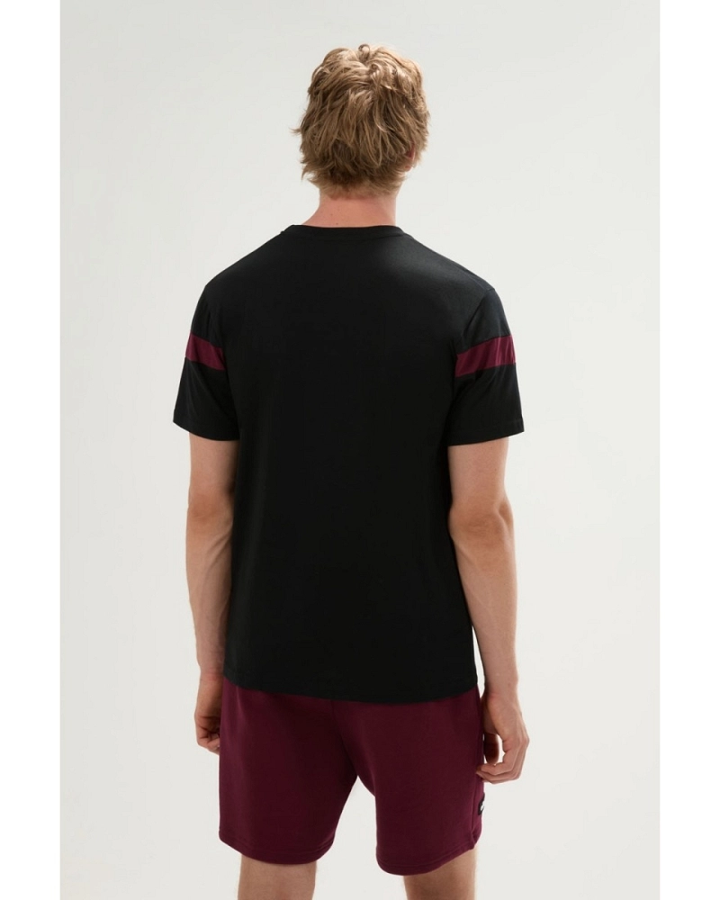 Camiseta Ellesse Caserio Tee hombre negra con franja blanca y burdeos