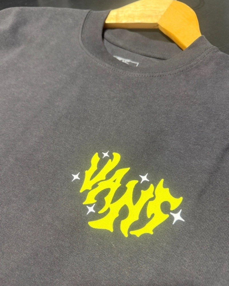Camiseta Vans Corazón Llamas Negra | Estampado Frontal y Espalda