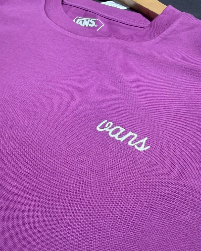 Camiseta Vans Script Logo – Morado