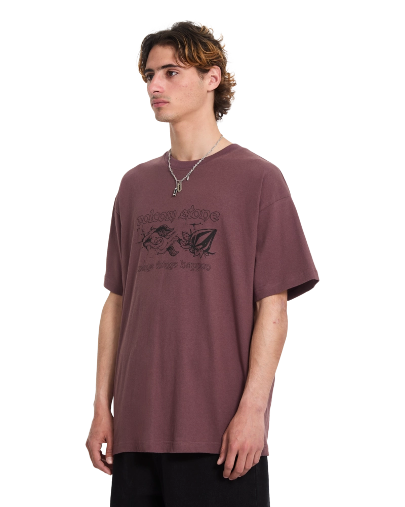 Camiseta Volcom Stone Strange Things Happen - Ciruela Camiseta Volcom Stone Strange Things Happen - Ciruela