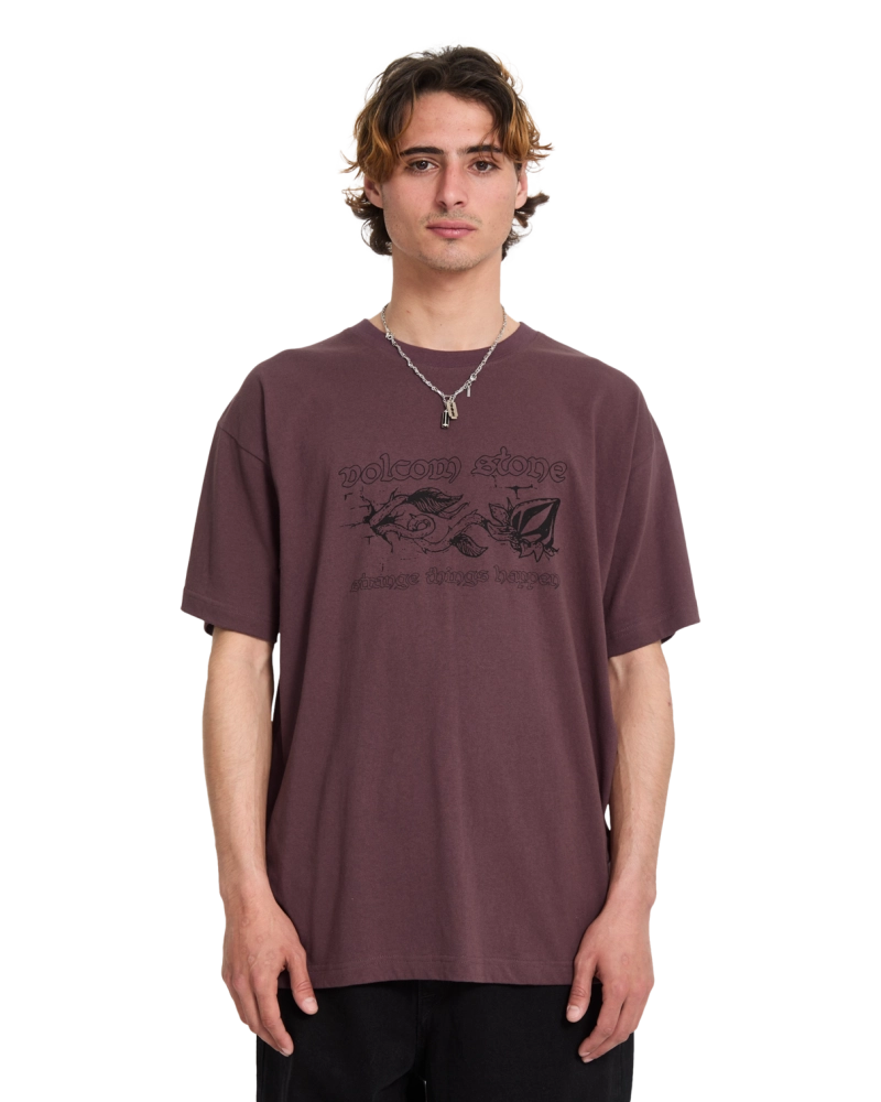 Camiseta Volcom Stone Strange Things Happen - Ciruela Camiseta Volcom Stone Strange Things Happen - Ciruela