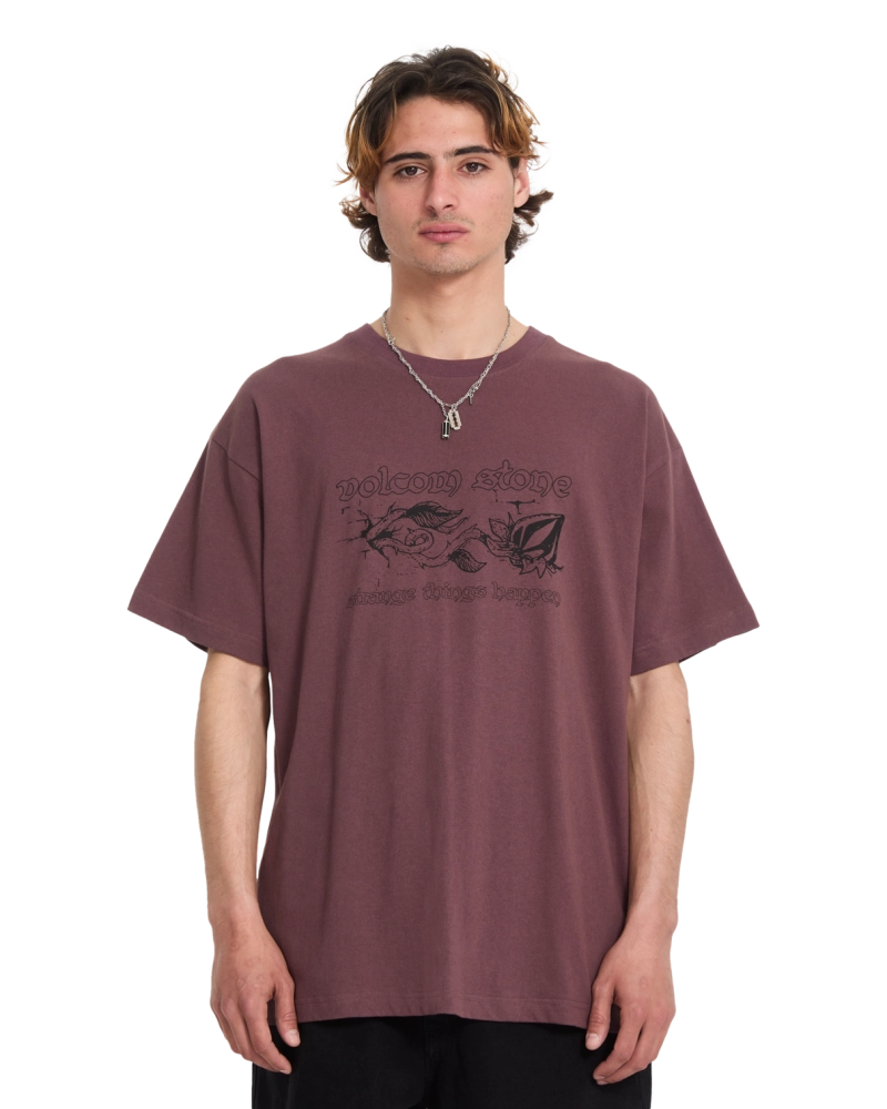 Camiseta Volcom Stone Strange Things Happen - Ciruela Camiseta Volcom Stone Strange Things Happen - Ciruela