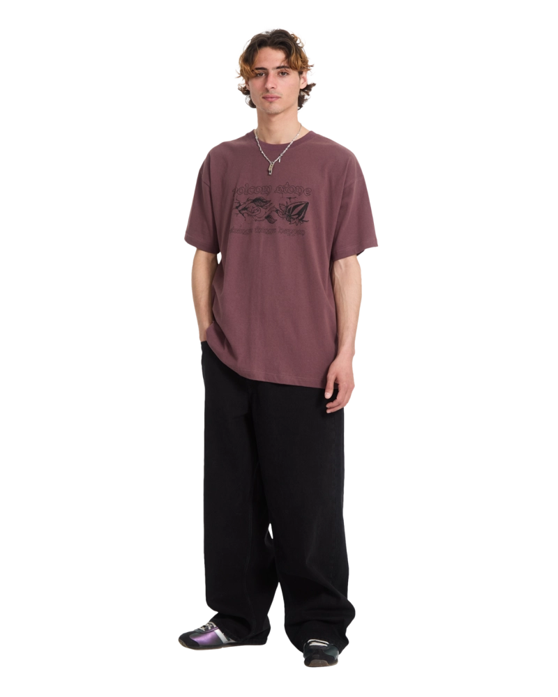 Camiseta Volcom Stone Strange Things Happen - Ciruela Camiseta Volcom Stone Strange Things Happen - Ciruela