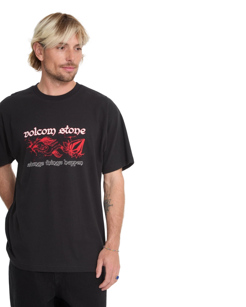 Camiseta Volcom Stone Strange Things Happen - Negra Camiseta Volcom Stone Strange Things Happen - Negra