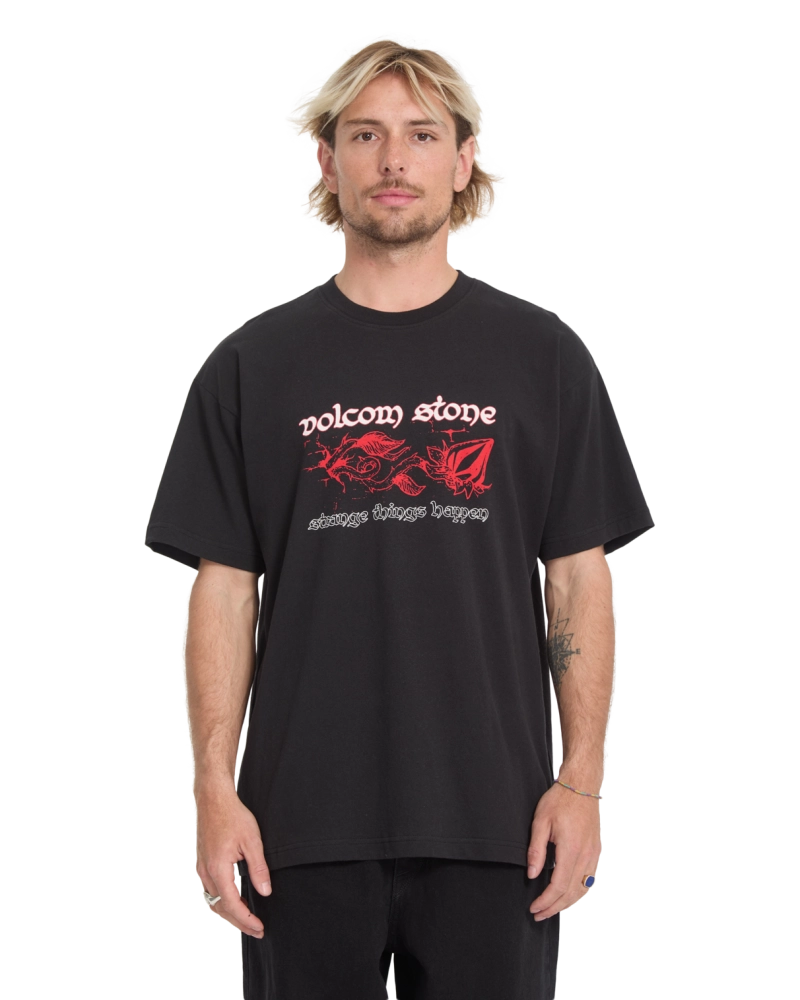 Camiseta Volcom Stone Strange Things Happen - Negra Camiseta Volcom Stone Strange Things Happen - Negra