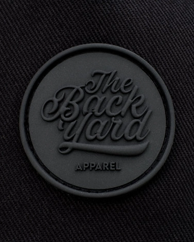 Gorra Trucker Negra Total Black con Parche de Goma – The Backyard Apparel Gorra Trucker Negra Total Black con Parche de Goma – The Backyard Apparel
